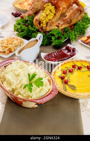 Thanksgiving-Esstisch. Kartoffelpüree, gebratener truthahn, Kürbiskuchen und Soße. Stockfoto