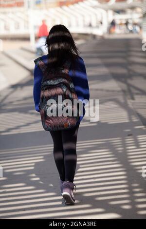 Weibliche Touristen zu Fuß auf einer Promenade in gijon spanien, Stockfoto