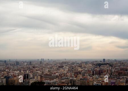 Stadtbild von Barcelona und Mount tibidabo bei Sonnenuntergang Stockfoto