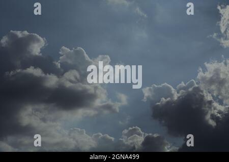 Teleaufnahme der Himmel Wolken Textur blaue Sonne hinterleuchtet Stockfoto
