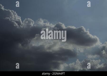 Teleaufnahme der Himmel Wolken Textur blaue Sonne hinterleuchtet Stockfoto