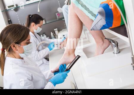 Nageltechniker geben Pediküre Stockfoto