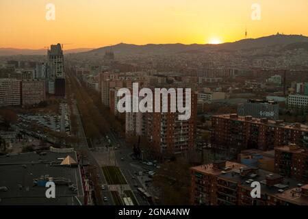 Stadtbild von Barcelona und Mount tibidabo bei Sonnenuntergang Stockfoto