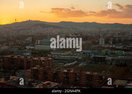 Stadtbild von Barcelona und Mount tibidabo bei Sonnenuntergang Stockfoto