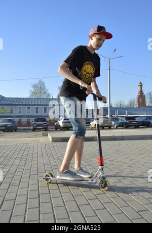 Kovrov, Russland. 30. April 2017. Teenager auf dem Roller in der Nähe des Einkaufszentrums Kovrov Mall Stockfoto