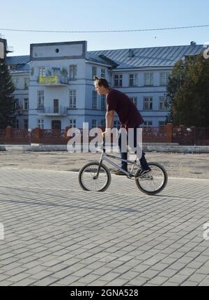 Kovrov, Russland. 30. April 2017. Teen auf BMX Fahrrad in der Nähe des Einkaufszentrums Kovrov Mall Stockfoto