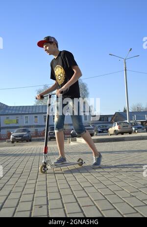 Kovrov, Russland. 30. April 2017. Teenager auf dem Roller in der Nähe des Einkaufszentrums Kovrov Mall Stockfoto