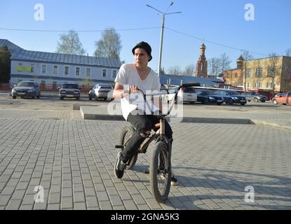 Kovrov, Russland. 30. April 2017. Teen auf BMX Fahrrad in der Nähe des Einkaufszentrums Kovrov Mall Stockfoto