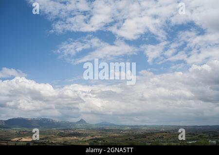 Berglandschaft Stadtbild von La roja, La guardia, spanien, Himmel, Wolken Stockfoto