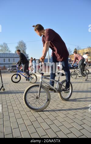 Kovrov, Russland. 30. April 2017. Teenager auf BMX-Fahrrädern in der Nähe des Einkaufszentrums Kovrov Mall Stockfoto