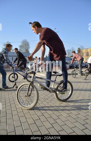 Kovrov, Russland. 30. April 2017. Teenager auf BMX-Fahrrädern und Motorroller in der Nähe des Einkaufszentrums Kovrov Mall Stockfoto