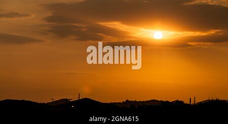 Telefoto von gelb-orange Sonnenuntergang Sonnenaufgang, Wolken, Himmel goldene Stunde Stockfoto