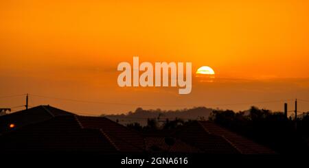 Telefoto von gelb-orange Sonnenuntergang Sonnenaufgang, Wolken, Himmel goldene Stunde Stockfoto