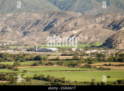 Teleaufnahme des Flughafens in loja ecuador andengebirge Zuckerrohrlandschaft Stockfoto