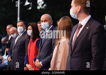 (L-R) Spyros Capralos, der Präsident der Europäischen Olympischen Komitees, Mariya Gabriel, die EU-Kommissarin für Innovation, Forschung, Kultur, Bildung und Jugend, und der slowenische Premierminister Janez Jansa nehmen an der Eröffnungszeremonie Teil.die jährliche traditionelle Europäische Sportwoche vom 23. Bis 30. September wurde von Bogdan Gabrovec offiziell eröffnet. Der Präsident des slowenischen Olympischen Komitees, Spyros Capralos, die Präsidentin der Europäischen Olympischen Komitees, Mariya Gabriel, die EU-Kommissarin für Innovation, Forschung, Kultur, Bildung und Jugend, und der slowenische Premierminister Stockfoto