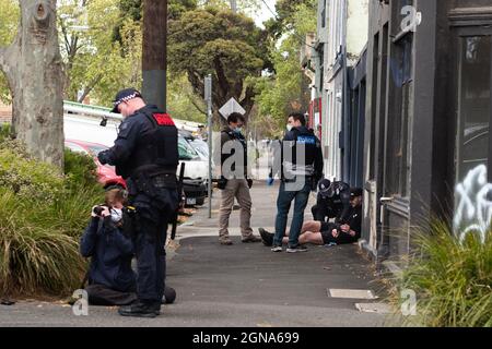 Melbourne, Australien. 24 2021. September: In Melbourne werden weiterhin Verhaftungen durchgeführt, da die Polizei Protestsplittergruppen einleitet und die Bodeneinheiten mithilfe der Luftunterstützung einleitet. Hier in Collingwood, VIC, wurden einige Demonstranten angeprellt, während sie durch Wohnstraßen liefen, als die Stadt einen weiteren Tag der Anti-Impfproteste sieht. Kredit: Joshua Preston/Alamy Live Nachrichten Stockfoto