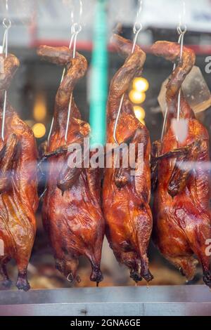 Gebratene Enten hängen an einem Restaurantfenster in Chinatown in San Francisco, Kalifornien. Stockfoto