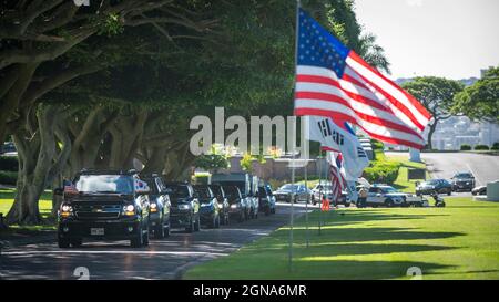 210922-N-XC372-1299 NATIONAL MEMORIAL CEMETERY OF THE PACIFIC, HAWAII (SEP. 22, 2021) seine Exzellenz Moon Jae-in, Präsident der Republik Korea, kommt zu einer Kranzniederlegung. USINDOPACOM beherbergt Mitglieder der ROK, um an einer Zeremonie zur Feier der Rückkehr gefallener Dienstmitglieder teilzunehmen. (US Navy Foto von Mass Communication Specialist 1st Class Anthony J. Rivera) Stockfoto