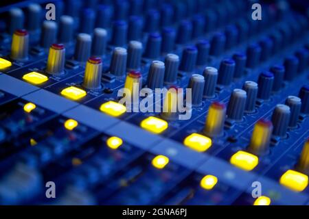 Nahaufnahme der Audiokonsole, die Studio-Equalizer-Radio-Audio aufnimmt Stockfoto