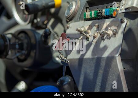 Rallye Auto Armaturenbrett schaltet Lehren und Lenkrad Nahaufnahme Makro, Stockfoto