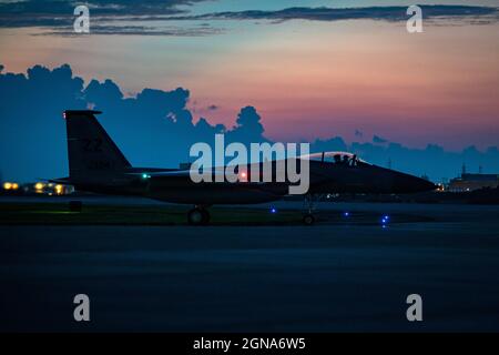 Ein dem 44. Jagdgeschwader zugeordneter F-15C-Adler erwartet die Freistellung, um für eine Nachtflugtrainingsmission auf der Kadena Air Base, Japan, am 22. September 2021 zu starten. Kadena Airmen trainiert regelmäßig, um ihre Fähigkeit zu erhalten, konkurrenzlose Luftkraft zur Unterstützung der Ziele des US-Indo-Pacific Command bereitzustellen. (USA Luftwaffe Foto von Maj. Raymond Geoffroy) Stockfoto