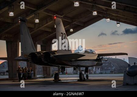 Flieger des 18. Flugzeugwartungsgeschwaders bereiten einen F-15C Eagle des 44. Jagdgeschwaders vor, um vor einer Nachtflugtrainingsmission auf der Kadena Air Base, Japan, am 22. September 2021 zu starten. Die routinemäßige Trainingsmission sicherte Kadenas anhaltende Bereitschaft, Luftüberlegenheit für die Verteidigung Japans und regionale Stabilität im Indo-Pazifik-Raum zu liefern. (USA Luftwaffe Foto von Maj. Raymond Geoffroy) Stockfoto