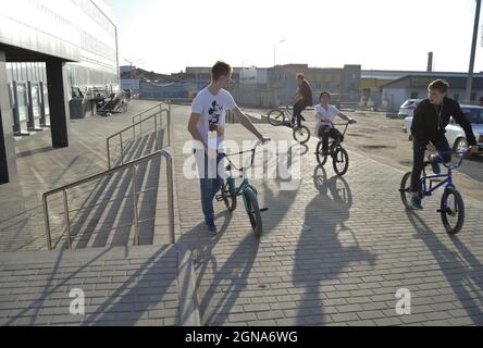 Kovrov, Russland. 30. April 2017. Teenager auf BMX-Fahrrädern in der Nähe des Einkaufszentrums Kovrov Mall Stockfoto