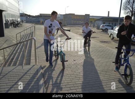 Kovrov, Russland. 30. April 2017. Teenager auf BMX-Fahrrädern in der Nähe des Einkaufszentrums Kovrov Mall Stockfoto