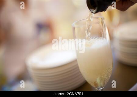 Nahaufnahme von servierten Champagner während der Feier tagsüber Geburtstag Hochzeitstag Paare Urlaub Stockfoto