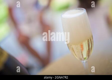 Nahaufnahme von servierten Champagner während der Feier tagsüber Geburtstag Hochzeitstag Paare Urlaub Stockfoto