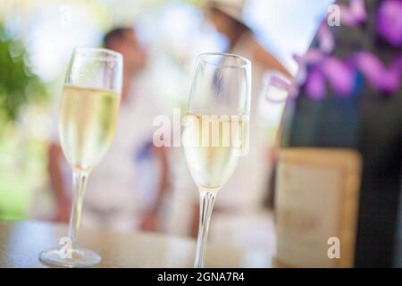 Nahaufnahme von servierten Champagner während der Feier tagsüber Geburtstag Hochzeitstag Paare Urlaub Stockfoto