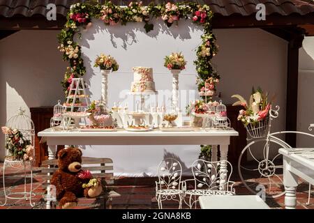 Taufe Empfang Party Einrichtung Familie religiöse Feier Kuchen Stockfoto