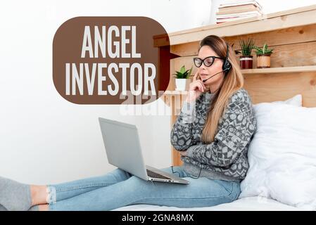 Textschild mit Angel Investor. Konzeptionelle Foto hoch Nettowert Einzelperson, die finanzielle Unterstützung Student Learning New Things Online, Casual bietet Stockfoto