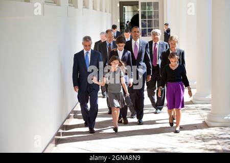 Präsident Barack Obama geht mit dem scheidenden Stabschef Rahm Emanuel und seiner Familie und dem vorläufigen Stabschef Pete Rouse auf die Kolonnade des Weißen Hauses, nachdem Emanuel am 1. Oktober 2010 angekündigt hatte, nach Chicago zurückzukehren. (Offizielles Foto des Weißen Hauses von Pete Souza) Dieses offizielle Foto des Weißen Hauses wird nur zur Veröffentlichung durch Nachrichtenorganisationen und/oder zum persönlichen Druck durch die Betreffzeile(en) des Fotos zur Verfügung gestellt. Das Foto darf in keiner Weise manipuliert werden und darf nicht in kommerziellen oder politischen Materialien, Werbung, E-Mails, Produkten oder Werbeaktionen verwendet werden Stockfoto