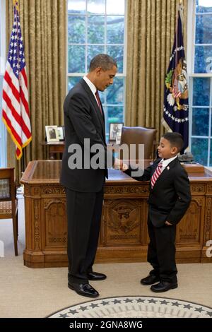 Präsident Barack Obama hat das Wunschkind Juan Blanco im Oval Office, den 6. Oktober 2010, auf die Faust gerochen. (Offizielles Foto des Weißen Hauses von Pete Souza) Dieses offizielle Foto des Weißen Hauses wird nur zur Veröffentlichung durch Nachrichtenorganisationen und/oder zum persönlichen Druck durch die Betreffzeile(en) des Fotos zur Verfügung gestellt. Das Foto darf in keiner Weise manipuliert werden und darf nicht in kommerziellen oder politischen Materialien, Anzeigen, E-Mails, Produkten oder Werbeaktionen verwendet werden, die in irgendeiner Weise die Zustimmung oder Billigung des Präsidenten, der ersten Familie oder des Weißen Hauses nahelege. Stockfoto