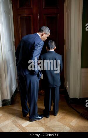 Präsident Barack Obama flüstert Javier Garcia aus Brownsville, Texas, vor der Unterzeichnung der Executive Order für die Initiative des Weißen Hauses über Bildungsexzellenz für hispanische Amerikaner im Ostsaal des Weißen Hauses, am 19. Oktober 2010 zu. (Offizielles Foto des Weißen Hauses von Pete Souza) Dieses offizielle Foto des Weißen Hauses wird nur zur Veröffentlichung durch Nachrichtenorganisationen und/oder zum persönlichen Druck durch die Betreffzeile(en) des Fotos zur Verfügung gestellt. Das Foto darf in keiner Weise manipuliert werden und darf nicht in kommerziellen oder politischen Materialien, Werbung, verwendet werden Stockfoto