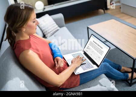 Schadenersatz Bei Gebrochenem Arm Für Verletzte Arbeiter. Mit Dem Laptop Stockfoto