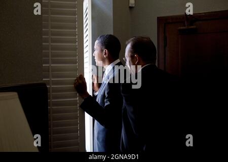 Präsident Barack Obama wartet mit dem Pressesprecher Robert Gibbs in der Doheny Memorial Library auf eine Kundgebung im Alumni Park der University of Southern California in Los Angeles, Kalifornien, 22. Oktober 2010. (Offizielles Foto des Weißen Hauses von Pete Souza) Dieses offizielle Foto des Weißen Hauses wird nur zur Veröffentlichung durch Nachrichtenorganisationen und/oder zum persönlichen Druck durch die Betreffzeile(en) des Fotos zur Verfügung gestellt. Das Foto darf in keiner Weise manipuliert werden und darf nicht in kommerziellen oder politischen Materialien, Werbung, E-Mails, Produkten oder Werbeaktionen verwendet werden, die in irgendeiner Weise eine Anz Stockfoto