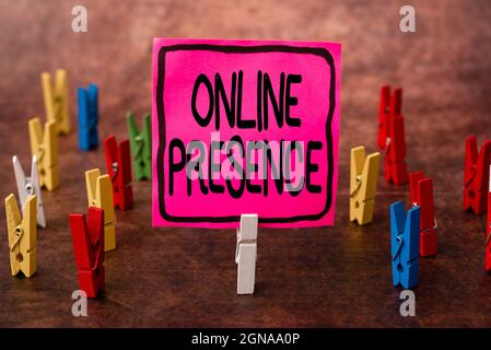 Text wird geschrieben Online-Präsenz. Business Overview Existenz von jemandem, der über eine Online-Suche gefunden werden kann Thinking New Bright Ideas Stockfoto