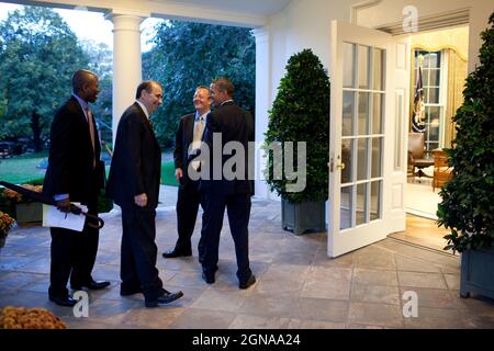 Präsident Barack Obama plaudert von links mit der persönlichen Aide Reggie Love, dem Senior Advisor David Axelrod und dem Pressesprecher Robert Gibbs vor dem Oval Office, nachdem er ein Interview für die Daily Show mit Jon Stewart vom 27. Oktober aufgenommen hatte. 2010. (Offizielles Foto des Weißen Hauses von Pete Souza) Stockfoto