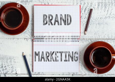 Schreiben mit Text Markenmarketing. Business Showcase Bewusstsein für Produkte auf der ganzen Welt schaffen Ausstellung von Stickerhinweisen in verschiedenen Farben Stockfoto