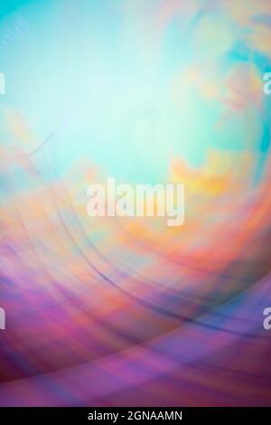 Türkisfarbener, violetter vertikaler Hintergrund. Abstraktion. Herbstfarben. Durch die Baumkronen in den Himmel schauen. Fotoeffekt. Stockfoto