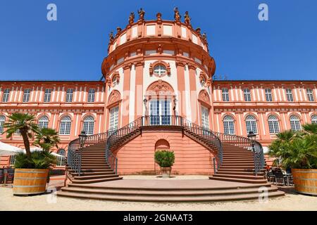 Wiesbaden, Deutschland - Juli 2021: Haupteingang mit Treppe des Barockschlosses „Schloss Biebrich“, einer herzoglichen Residenz, die 1702 in Wiesbaden erbaut wurde Stockfoto