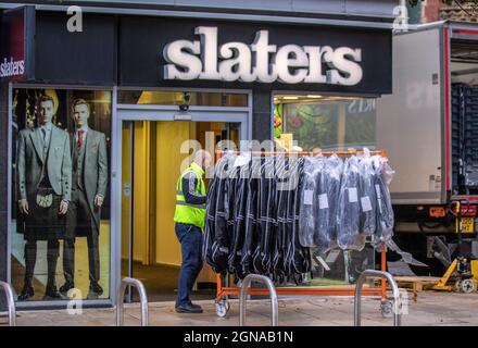 Slaters Menswear Anzüge Warenlieferung; Geschäfte, Einkäufer, Einkaufen in Fishergate High Street Preston, Großbritannien Stockfoto