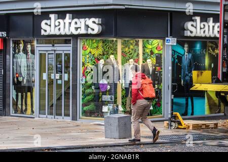 Slaters Menswear Anzüge Warenlieferung; Geschäfte, Einkäufer, Einkaufen in Fishergate High Street Preston, Großbritannien Stockfoto