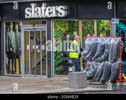 Slaters Menswear Anzüge Warenlieferung; Geschäfte, Einkäufer, Einkaufen in Fishergate High Street Preston, Großbritannien Stockfoto