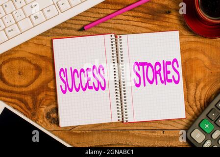 Erfolgsgeschichten zur Konzeptdarstellung. Wort für eine Geschichte von etwas oder jemandem, der großen Erfolg erzielt Anzeige von verschiedenen Farben Sticker Notizen Stockfoto