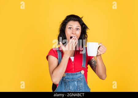 Lust auf Schlaf. Morgenkaffee trinken. Mit der Energie des Kaffees aufladen. Energetisches Getränk trinken. Frau mit Milchbecher. Becher Kakao. Frisch gebrüht Stockfoto