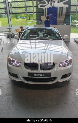 BMW 335i Coupé mit E92 Karosserie im Showroom des BMW Museums. Vorderansicht Deutschland, München - 27. April 2011 Stockfoto