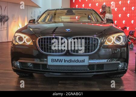 BMW 730 Individual im Showroom des BMW Museums. Deutschland, München - 27. April 2011 Stockfoto